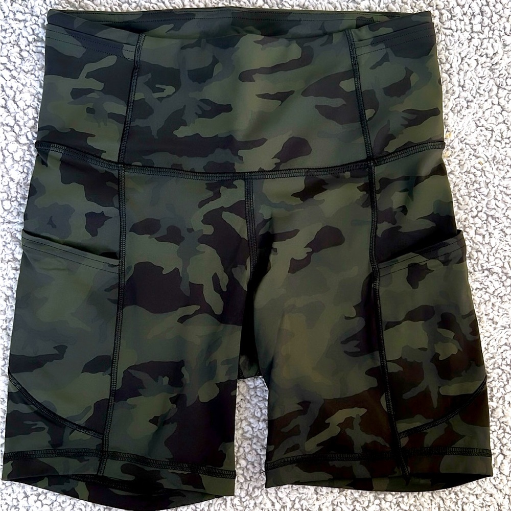Lululemon Incognito Camp Multi Gator Green, size 4